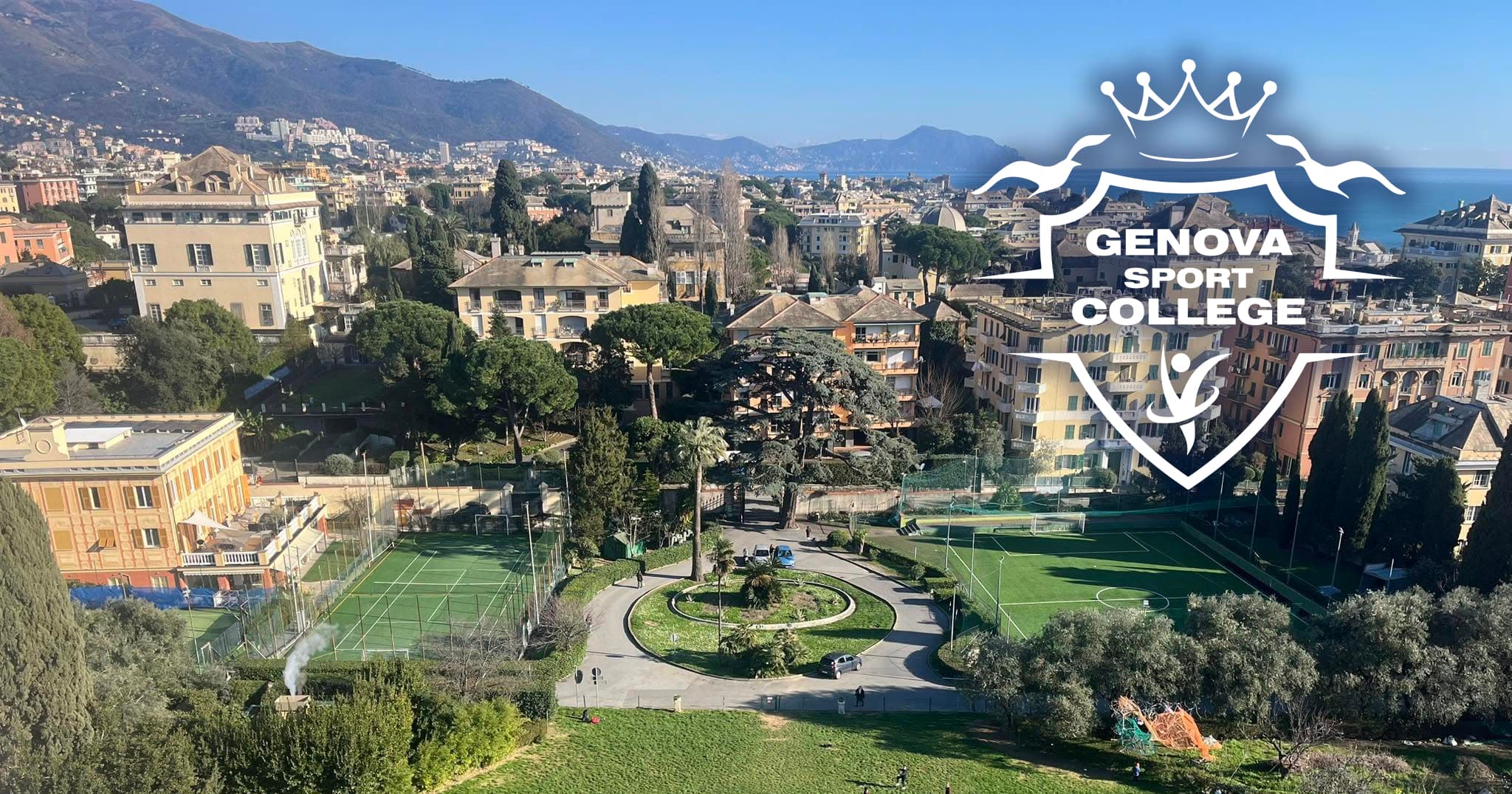Veduta aerea di Genova con campi sportivi e logo del Genova Sport College.